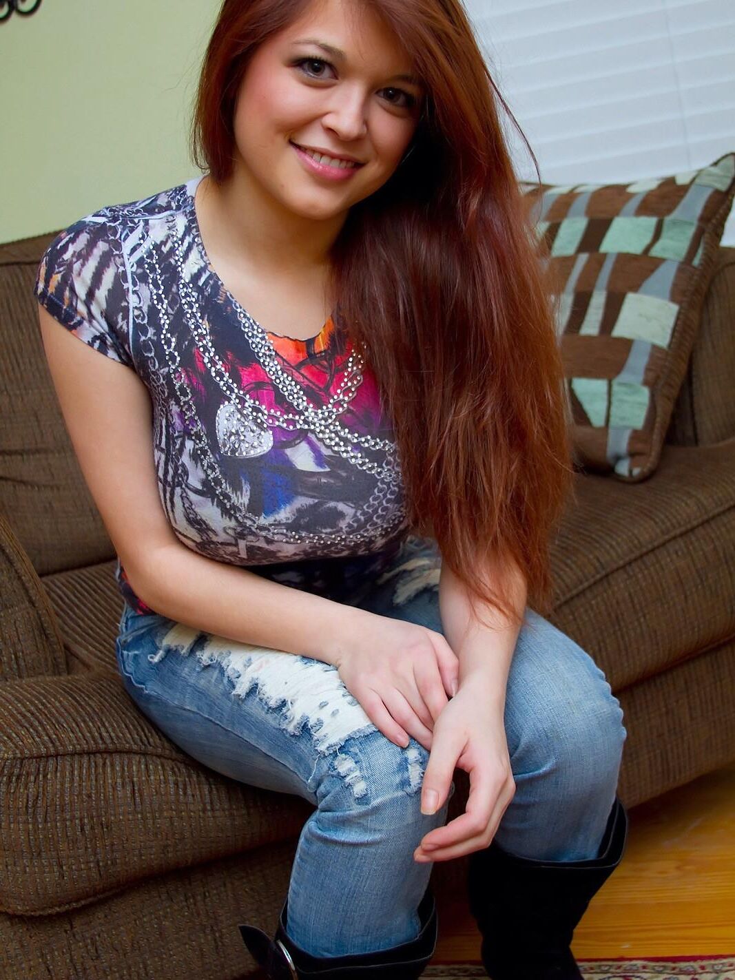 Tessa tetas y jeans azules
