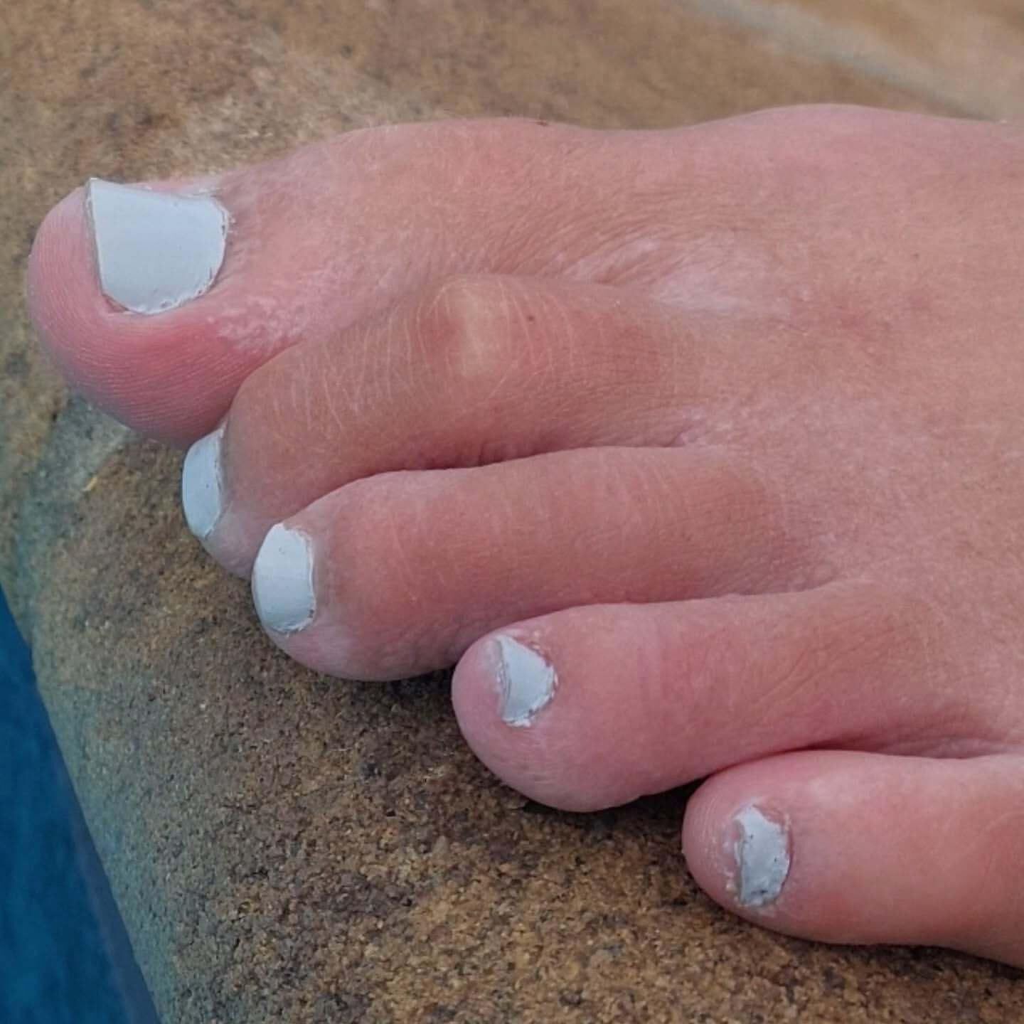 Candid Teen's Feet at swimming pool