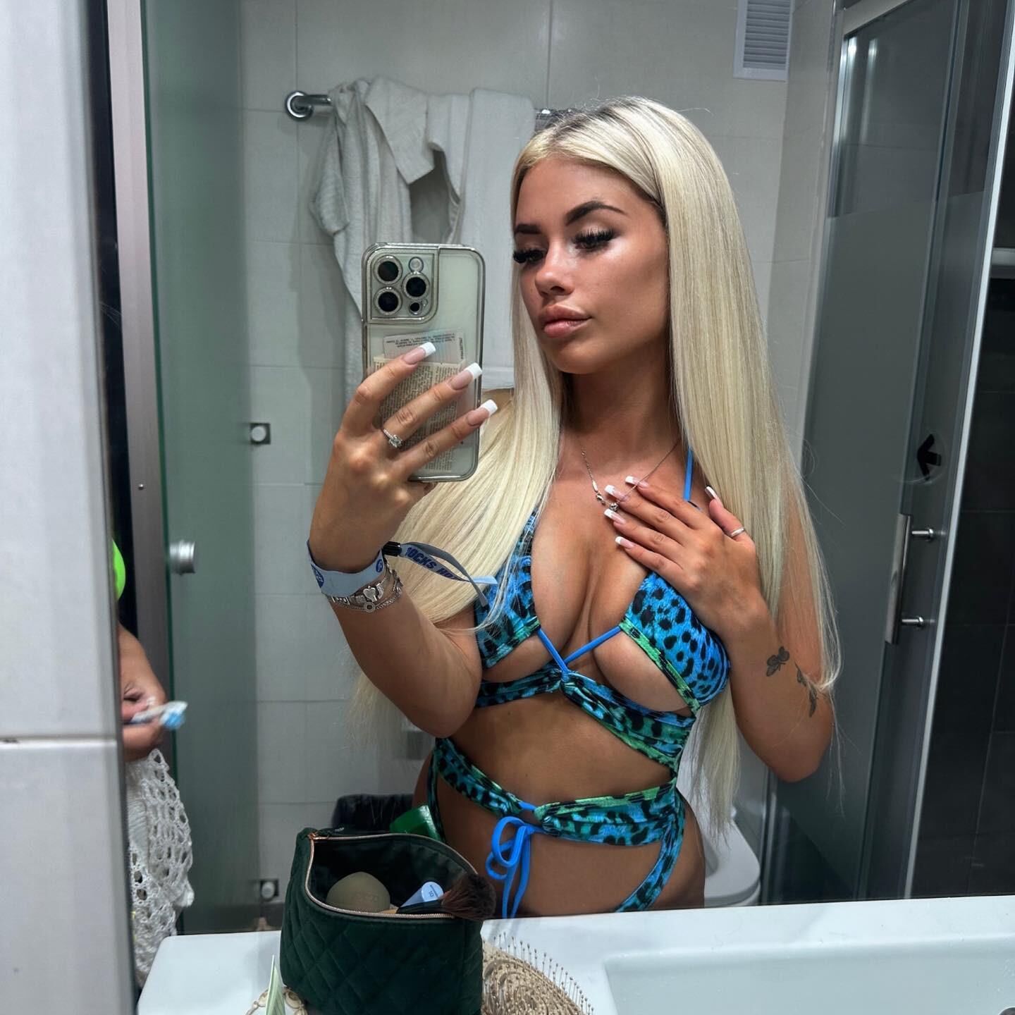Chavs bronceados y putas bimbo para correrse con fuerza