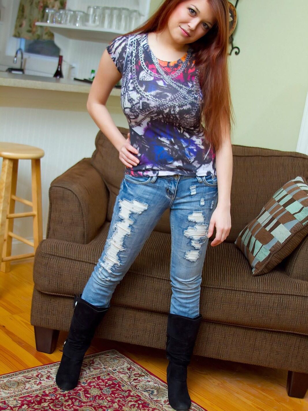 Tessa tetas y jeans azules