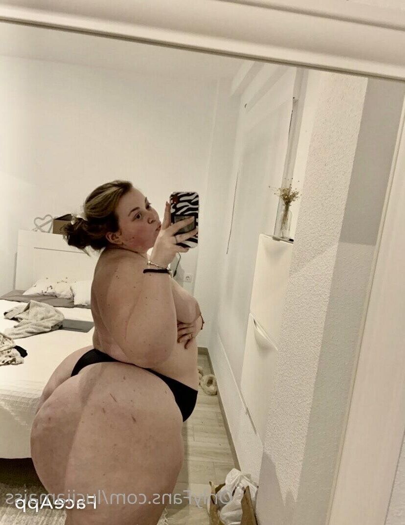 Lucia gigante ass pequenos peitos