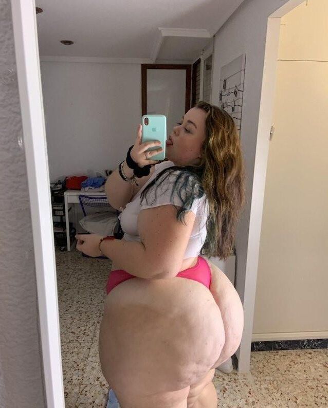 Lucia gigante ass pequenos peitos