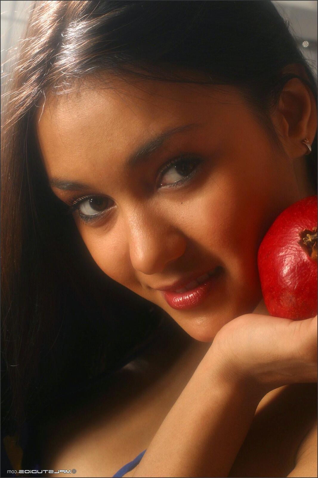 Kamilla súper sexy adolescente en la cocina