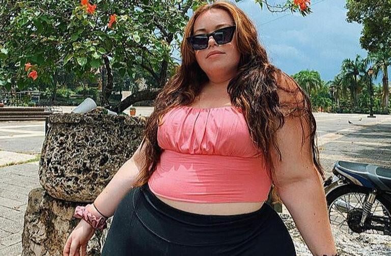 Lucia gigante ass pequenos peitos