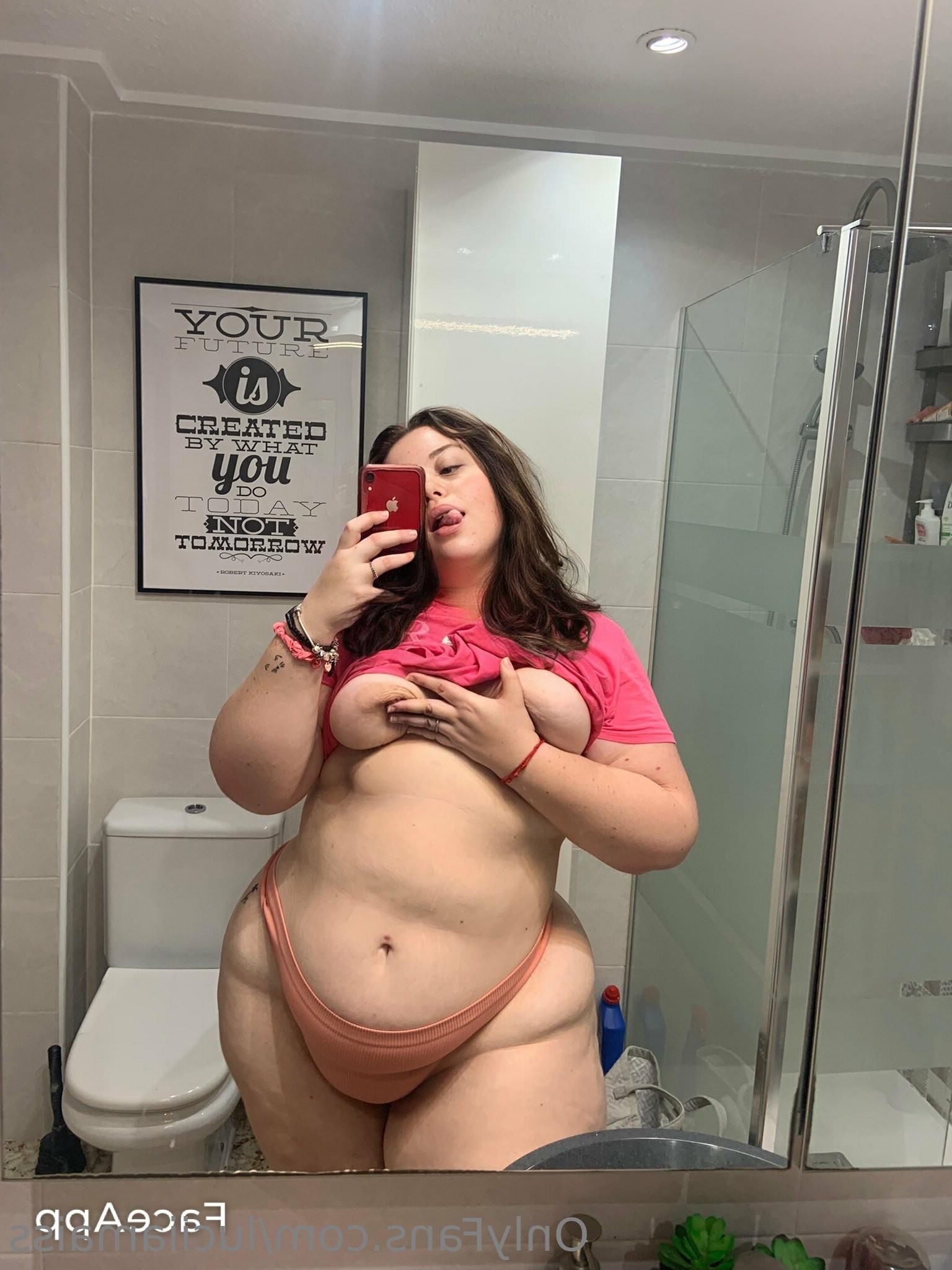 Lucia gigante ass pequenos peitos