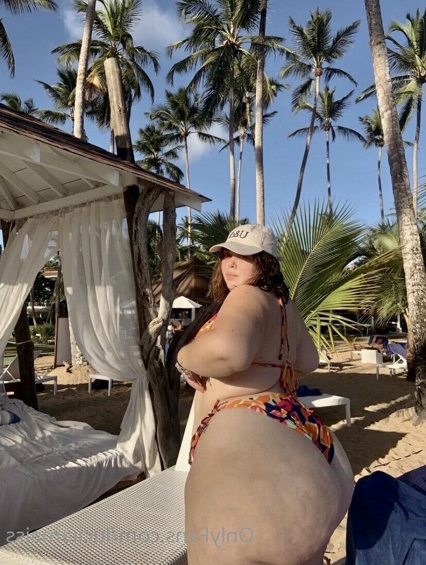 Lucia gigante ass pequenos peitos