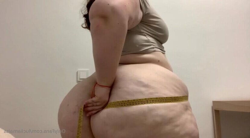Lucia gigante ass pequenos peitos