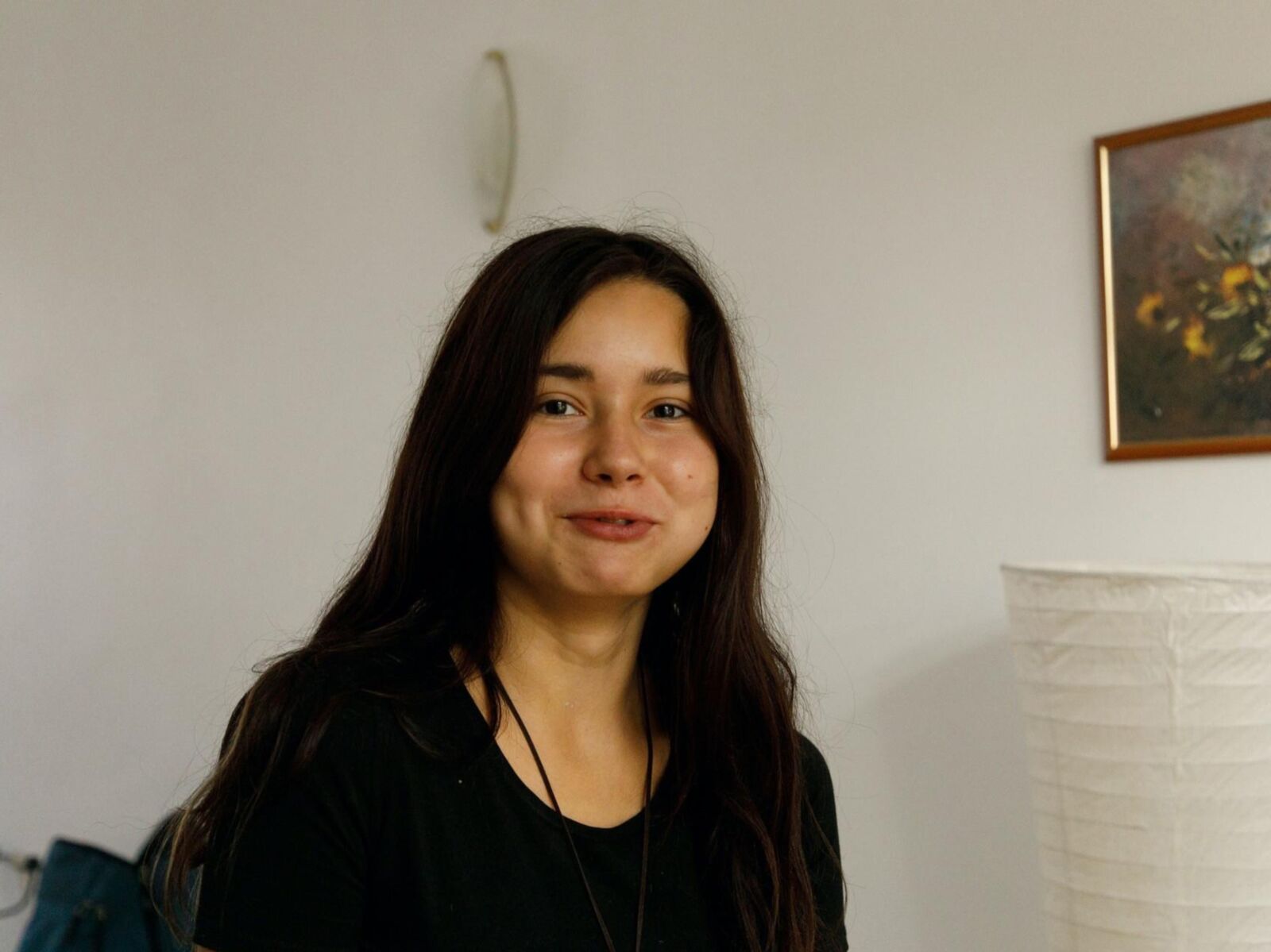 Miki Equisite en su falda plisada (NN)