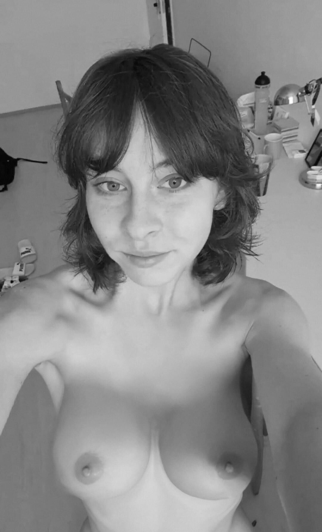 Julie nua