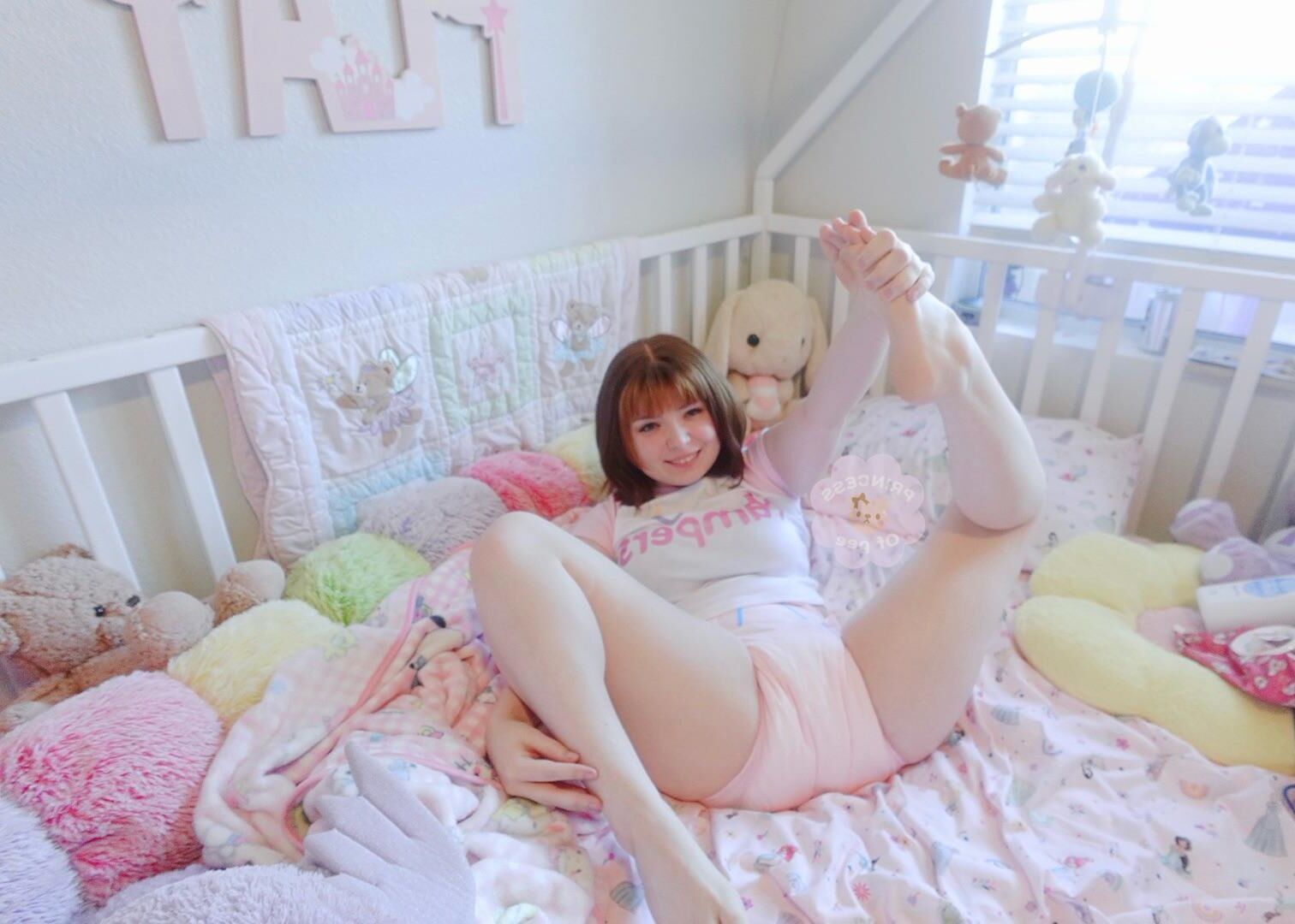 Clementine Abdl Exquise Petite Pissousse en Couche Culotte