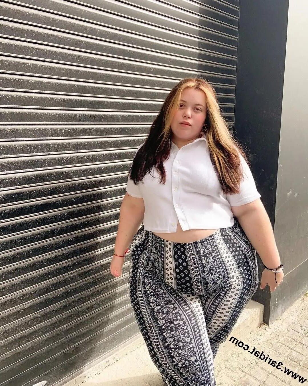 Lucia gigante ass pequenos peitos
