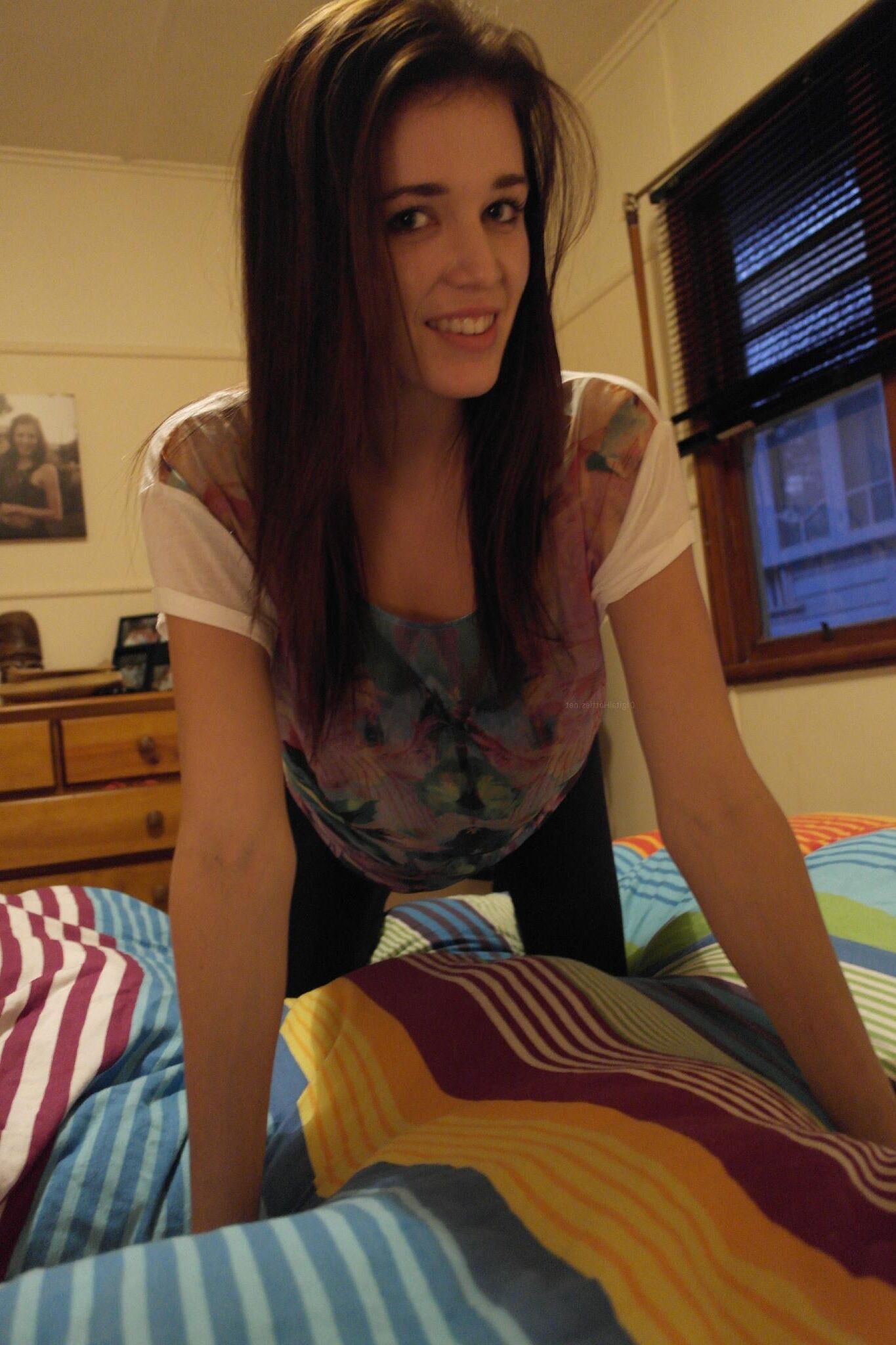 Sexy morena adolescente posando en la cama