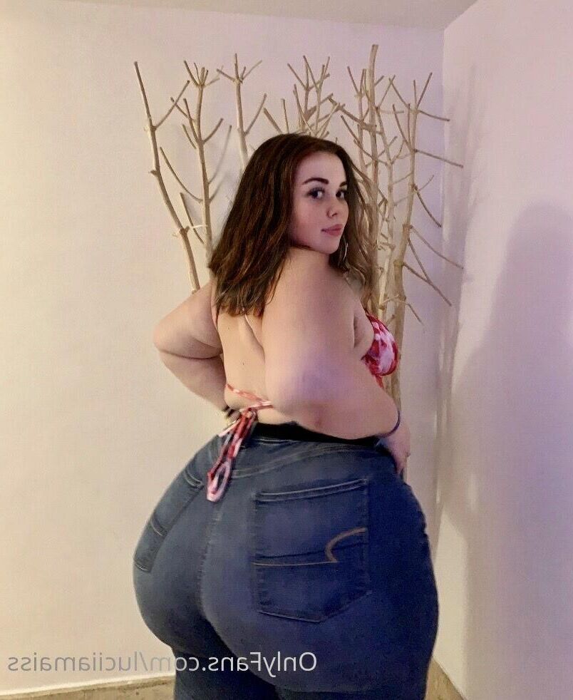 Lucia gigante ass pequenos peitos