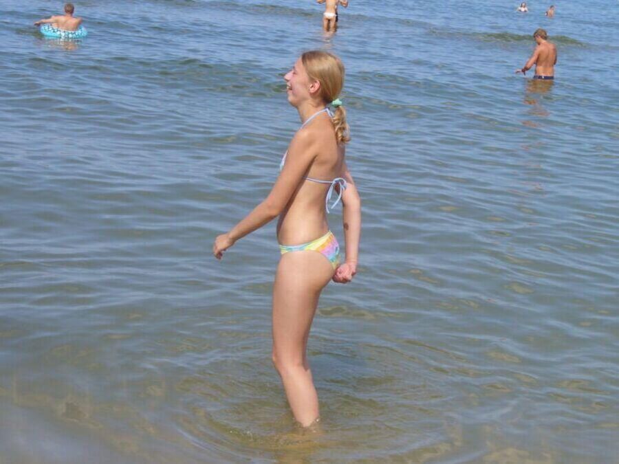 Dünne polnische Wiola im Bikini