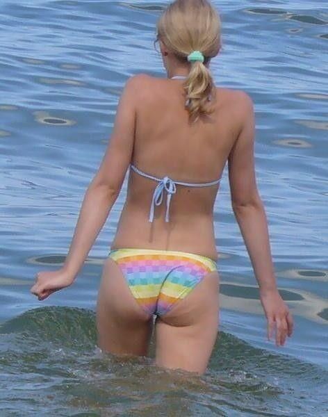 Dünne polnische Wiola im Bikini
