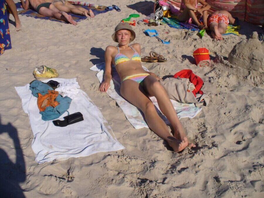 Dünne polnische Wiola im Bikini
