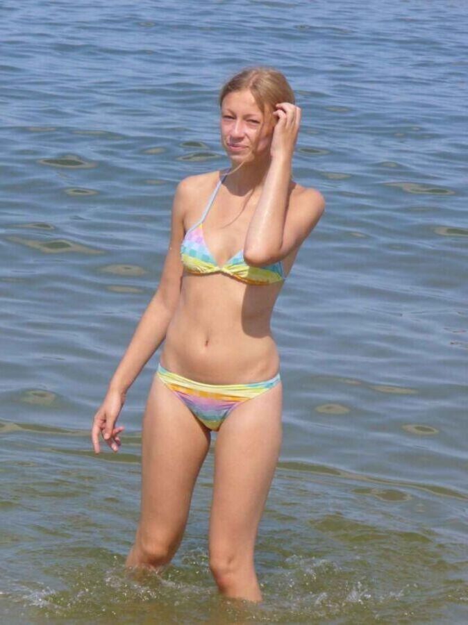 Dünne polnische Wiola im Bikini