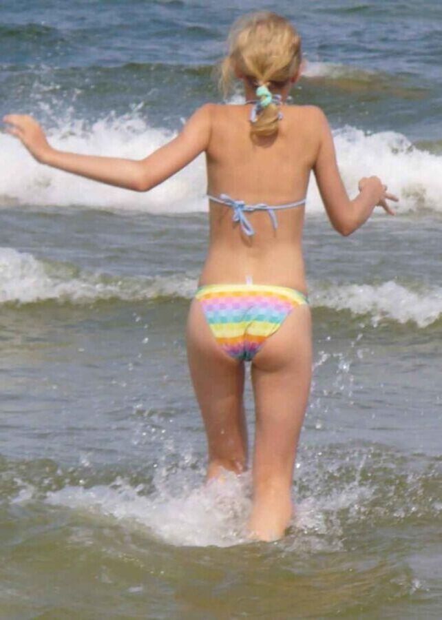Dünne polnische Wiola im Bikini