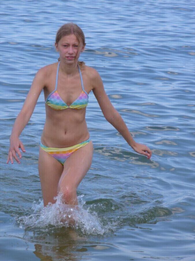 Dünne polnische Wiola im Bikini