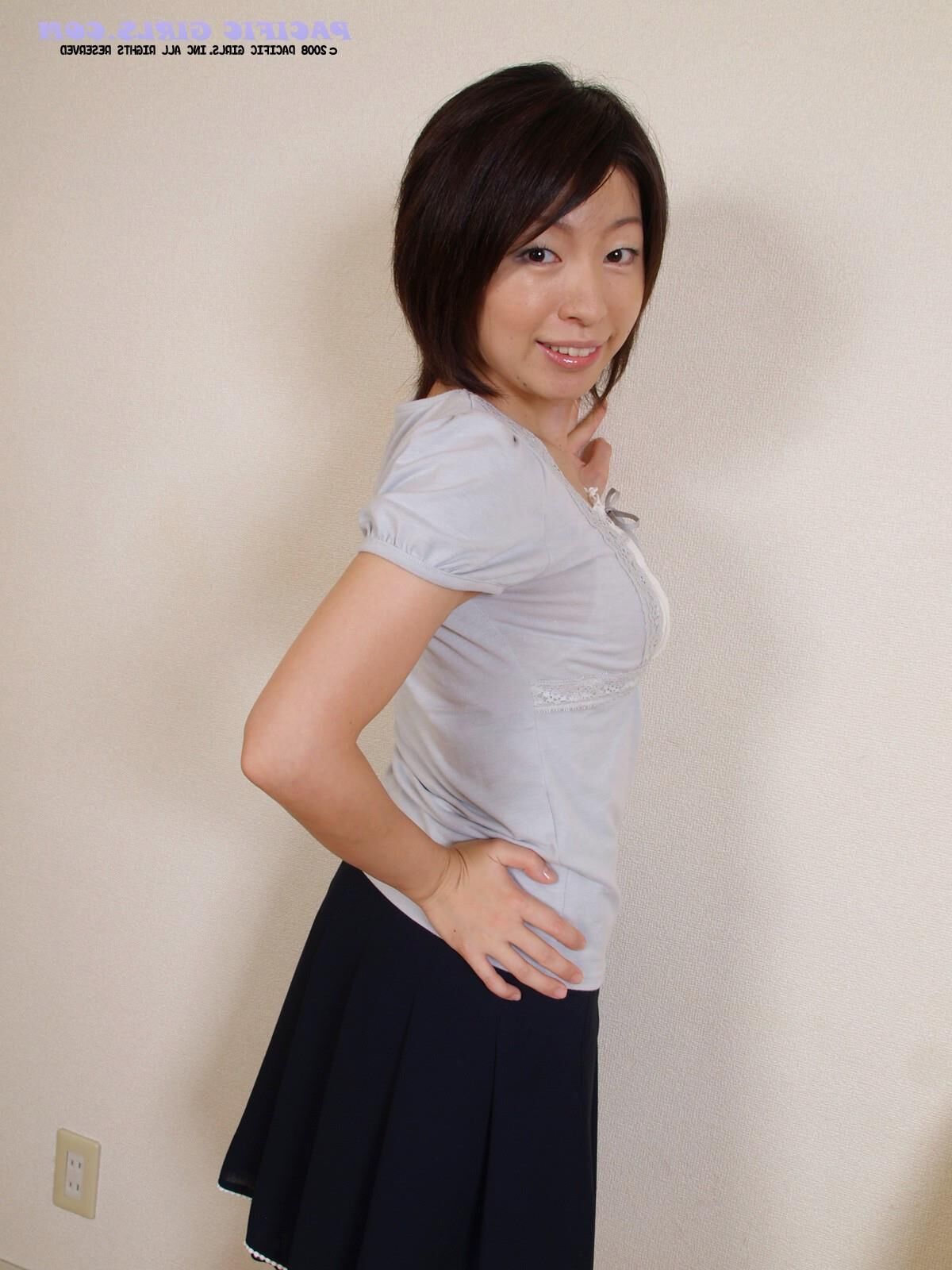 夕食後にアジアの砂漠を提供するパシフィックガールズアキコ