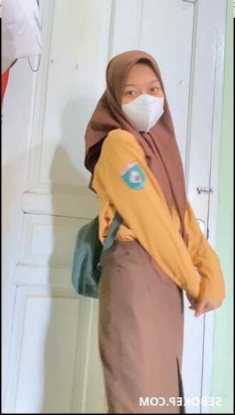 Indonesian hijab teen undressing and using dildo
