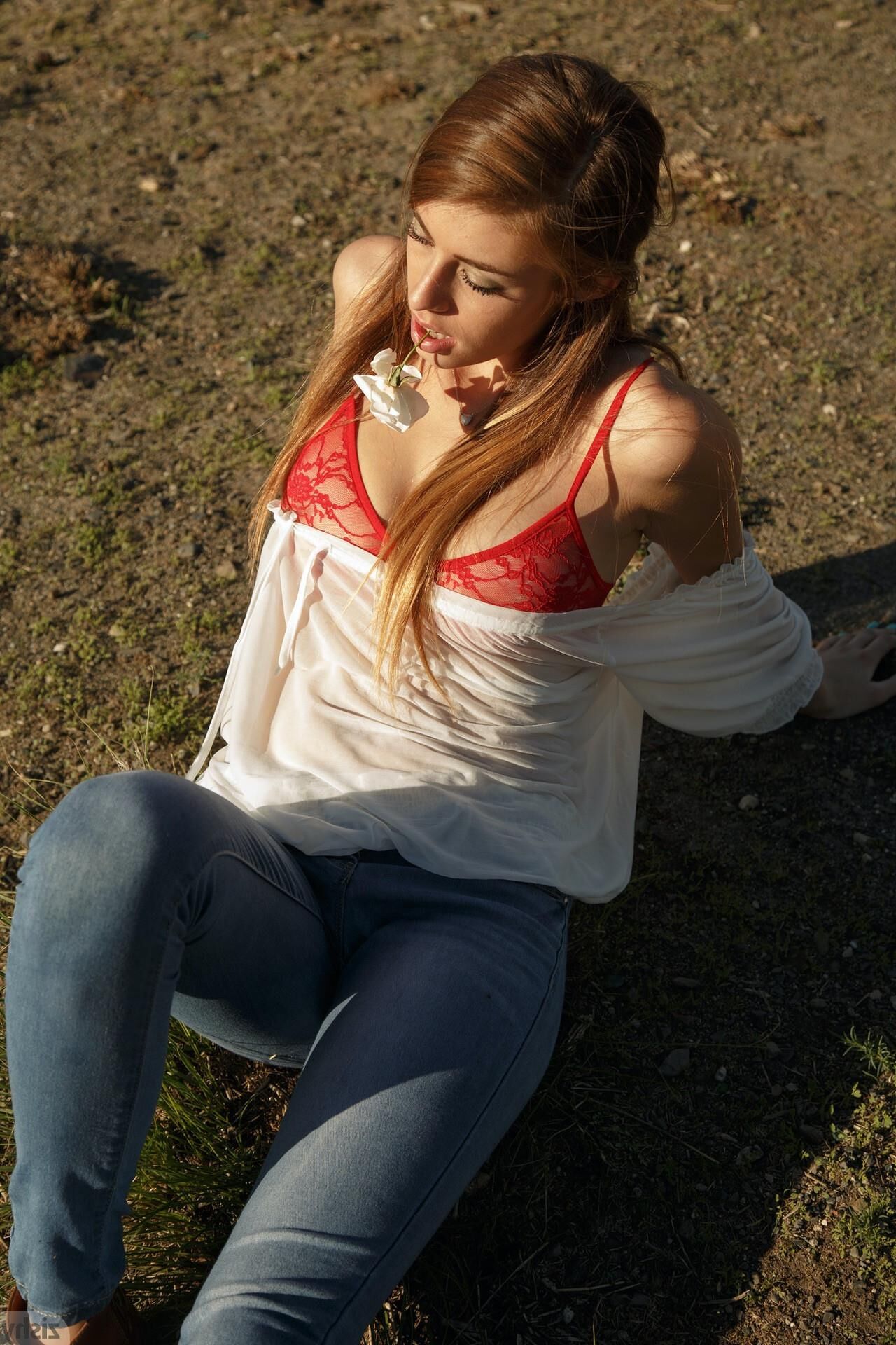 Zishy GRACIE THIMBLE Blue jeans and red bra (NN)