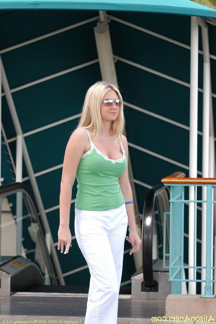 AlisonAngel ALISON Public flashes (NN)