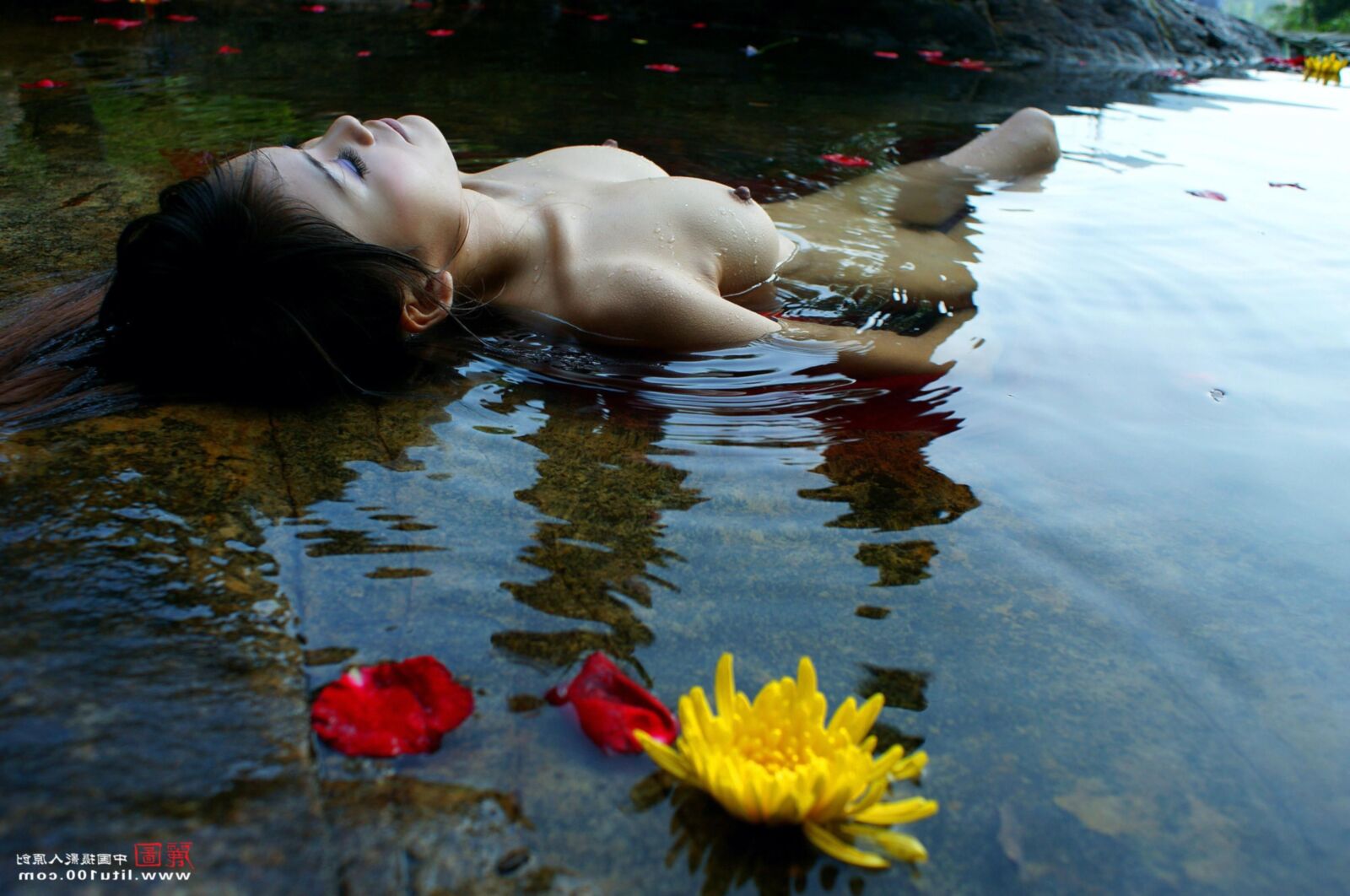 Litu ZHANG M At the lake