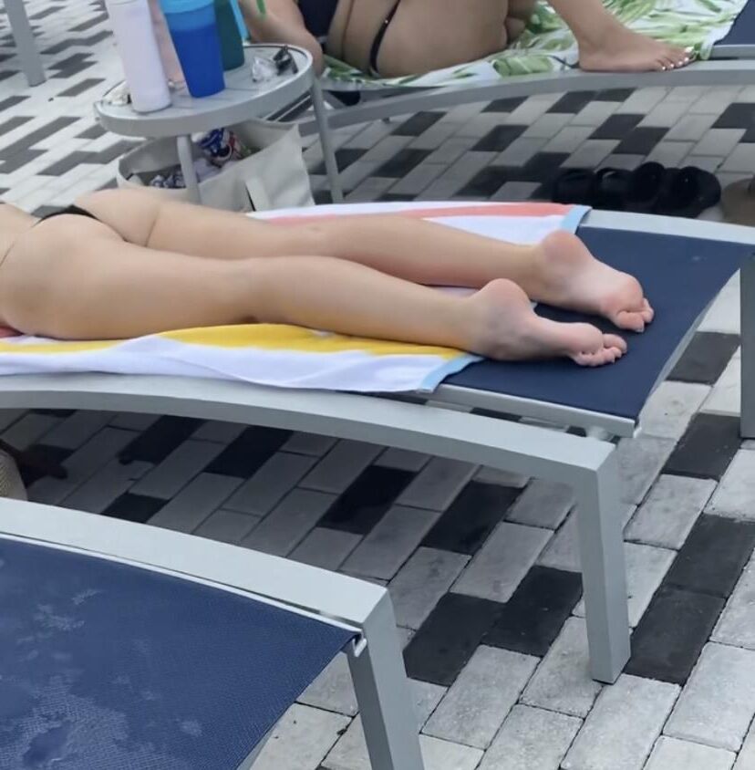 Sexy teen Feet at the pool 