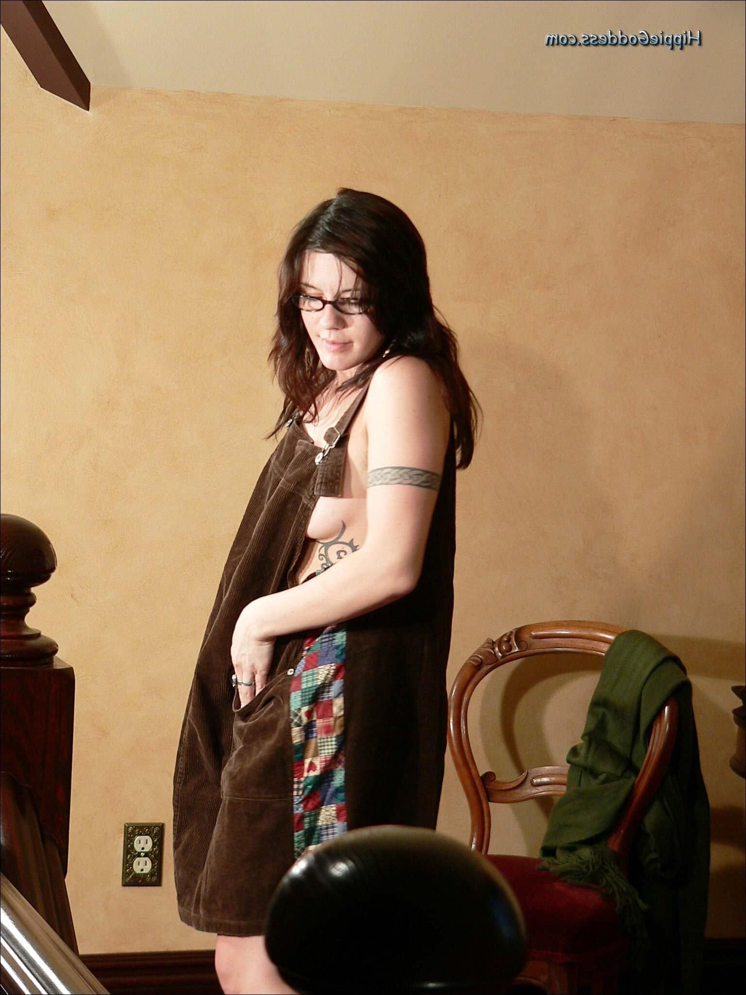 HippieGoddess ERIS Naked at home