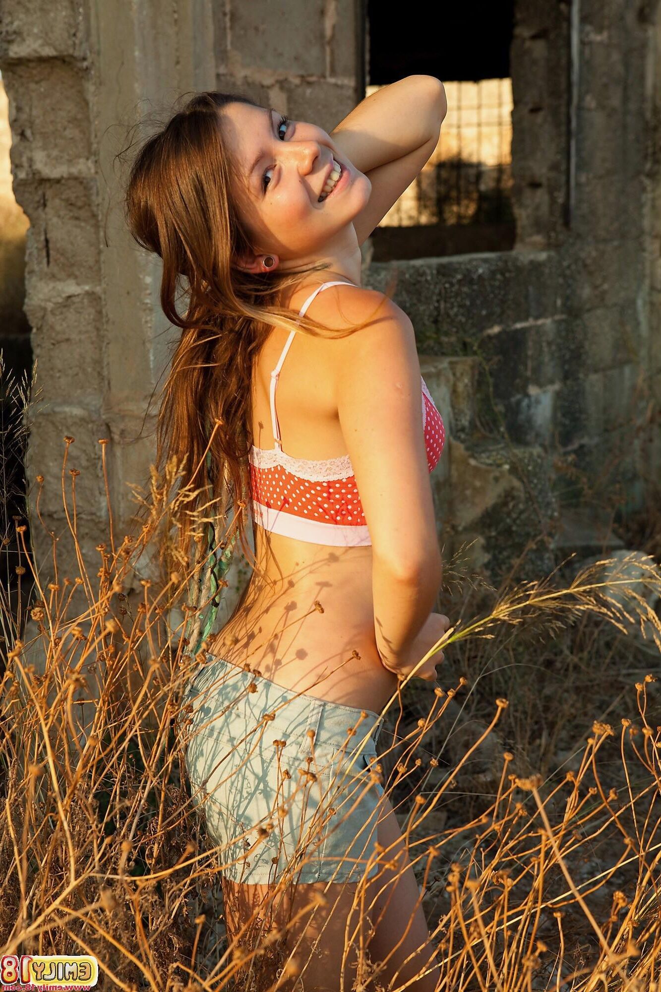 Emily Emily nas ervas daninhas