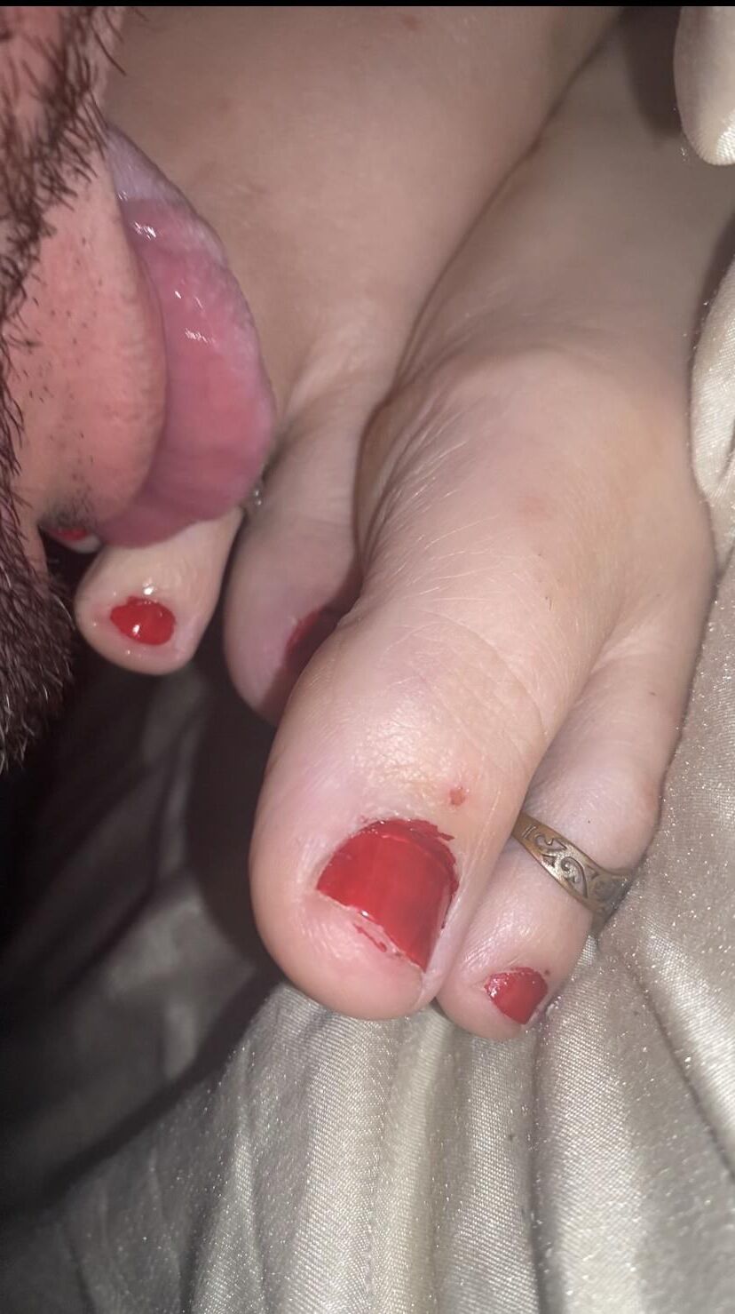 Adolescente desmaiou na minha cama ... eu tive que brincar com seus pés um