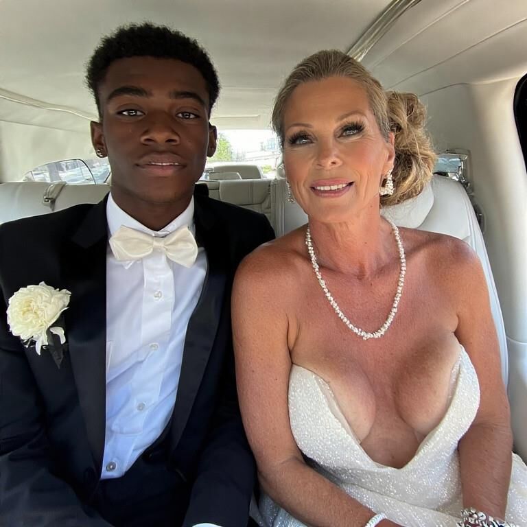 Esposa ou sua mãe indo para o baile (ai)