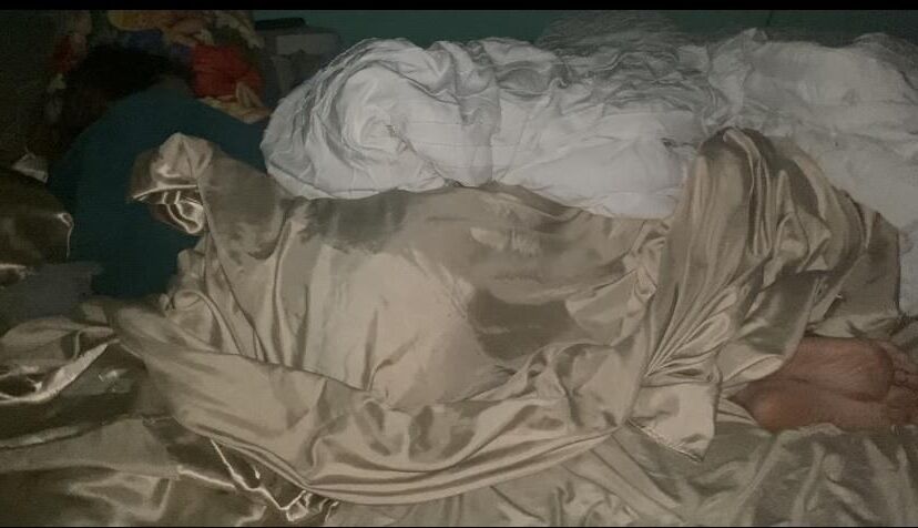 Adolescente desmaiou na minha cama ... eu tive que brincar com seus pés um