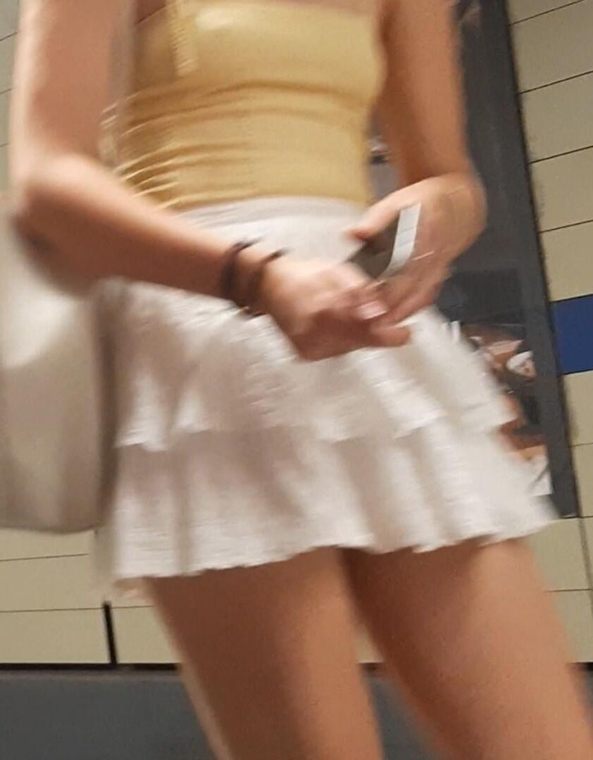 Streetgirls in skirts 