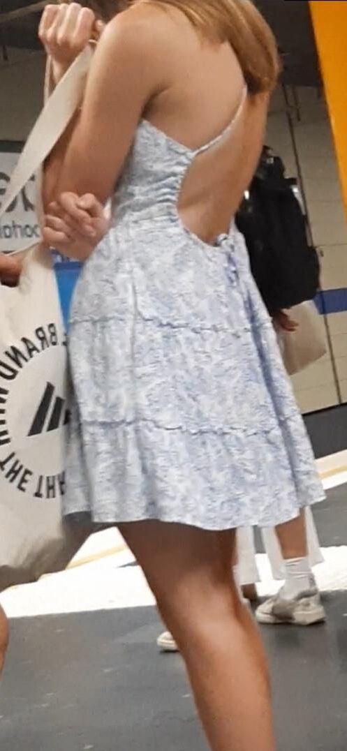 Streetgirls in skirts 