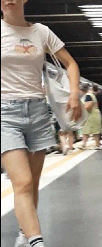 Streetgirls in shorts 