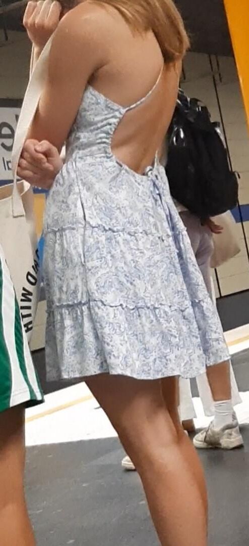 Streetgirls in skirts 