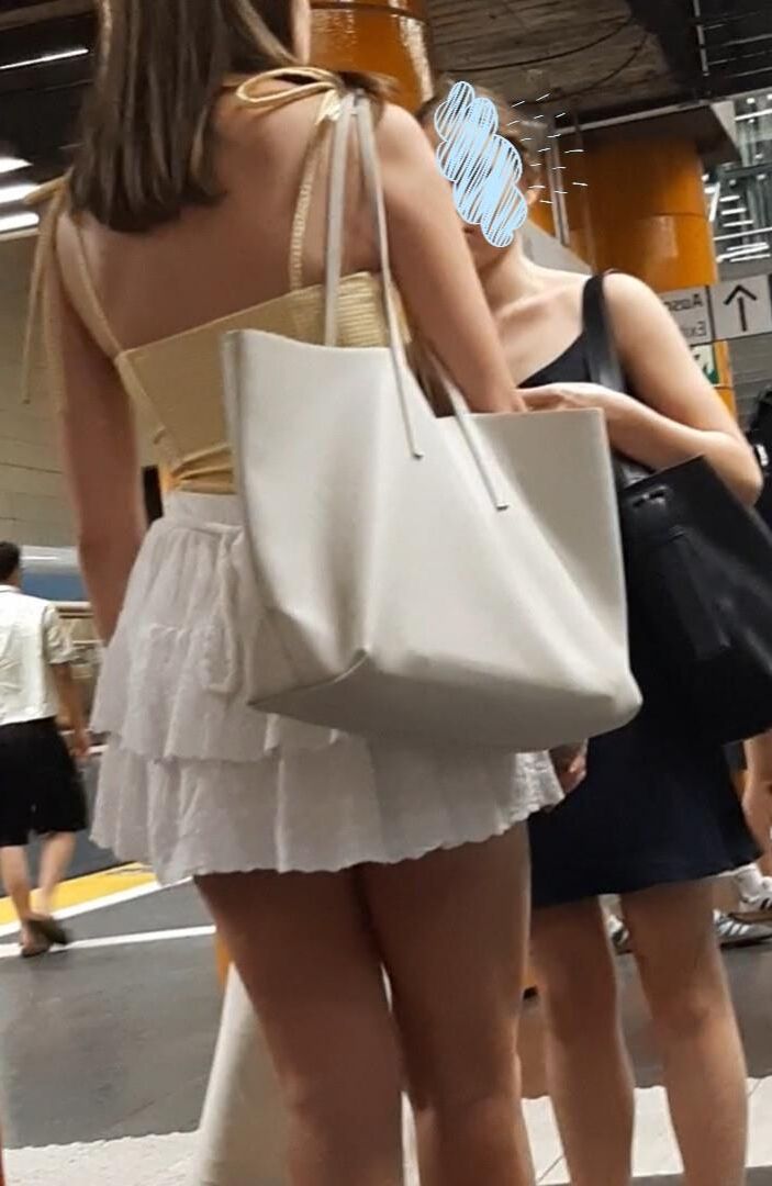 Braless Streetgirls 