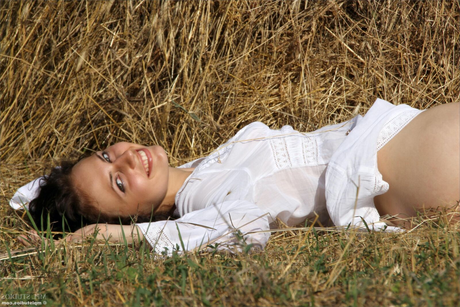 Mplstudios Sofi un rollo en el heno
