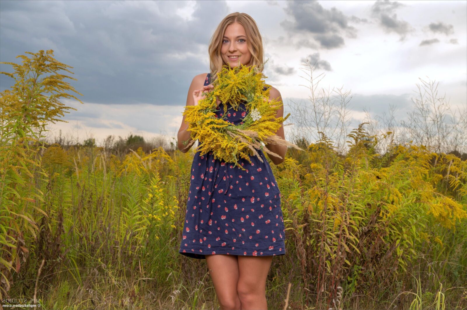 Mpstudios Emily Grace cueille des fleurs
