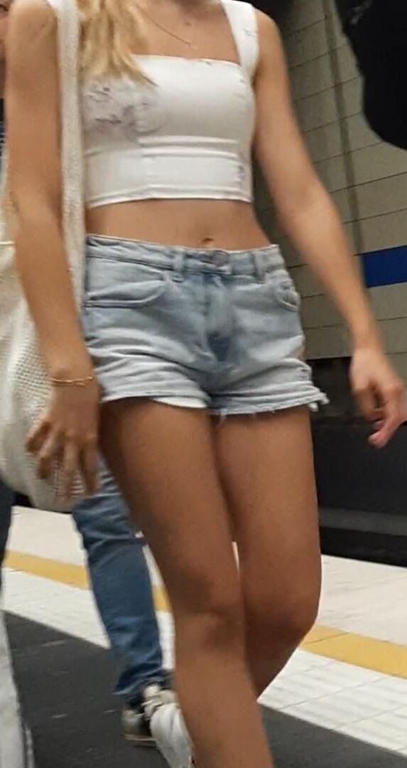 Streetgirls in shorts 