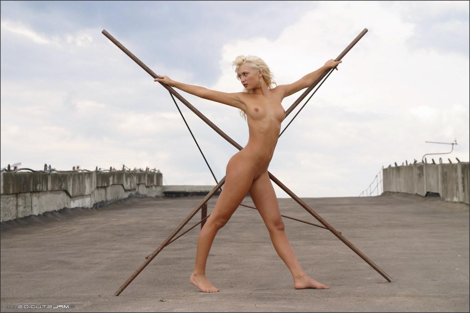 Mplstudios Misha explorant les débris