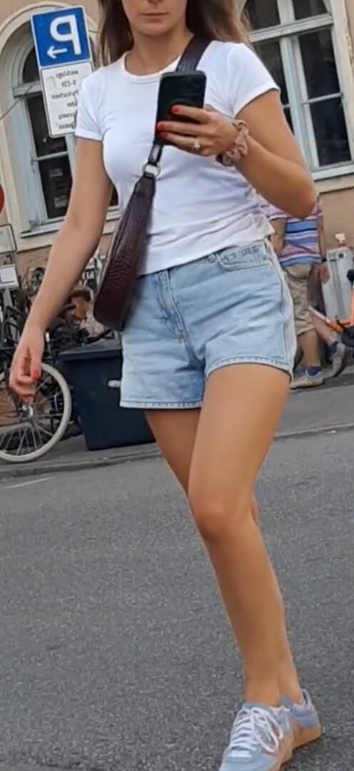 Streetgirls in shorts 