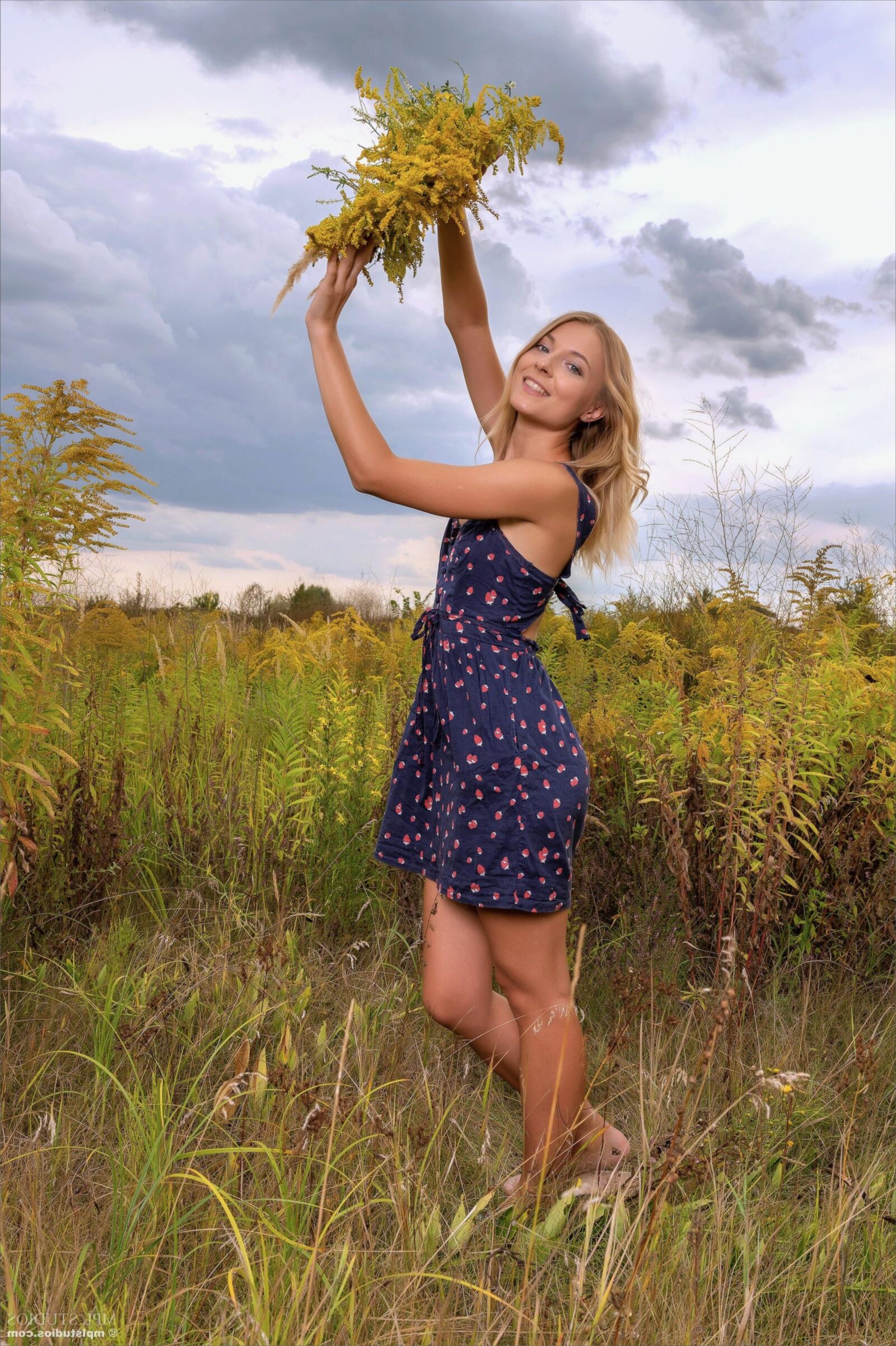 Mpstudios Emily Grace cueille des fleurs