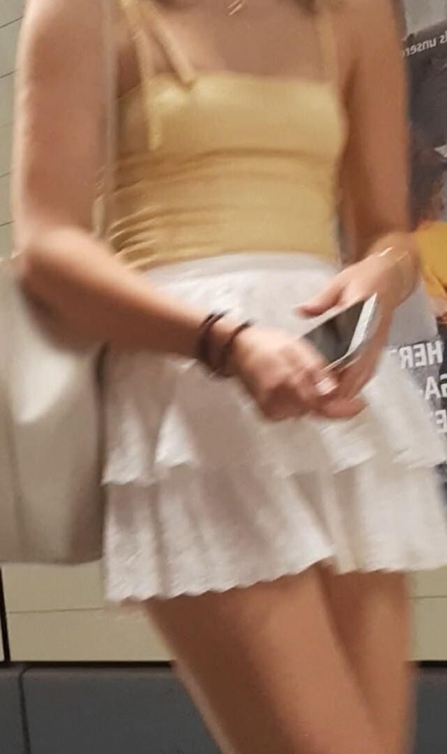 Braless Streetgirls 