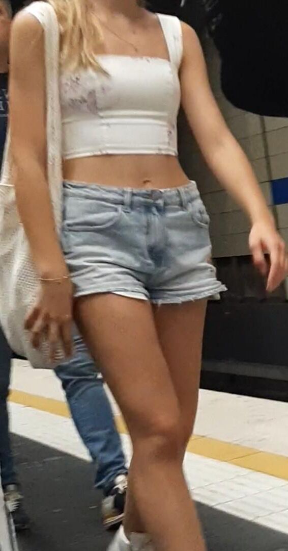 Streetgirls in shorts 