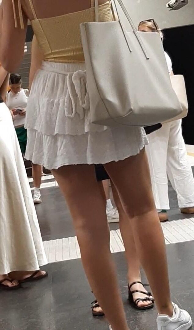Braless Streetgirls 