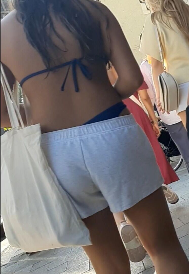 Streetgirls in shorts 