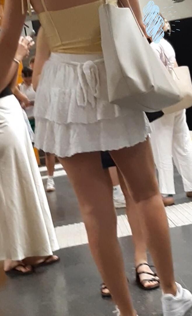 Streetgirls in skirts 
